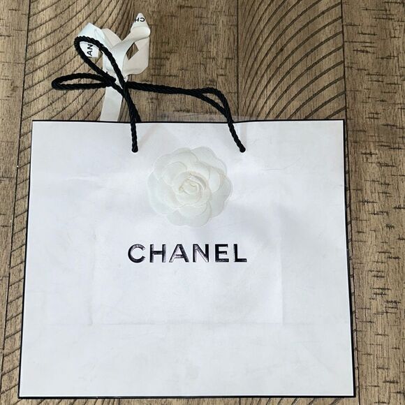 Small Chanel 🇫🇷 Shopping 🛍️ Bag 💼 Channel ribbon 🎀 tied to braided handle. - Picture 4 of 17